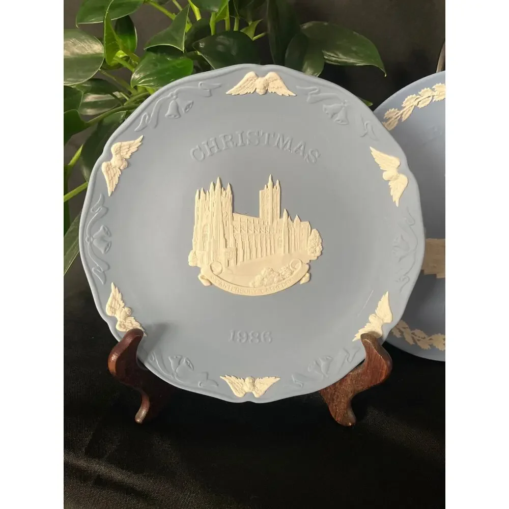 2 Blue Wedgwood Jasperware Christmas Plates 1970 & 1986 - Yellowing - Picture 2 of 9